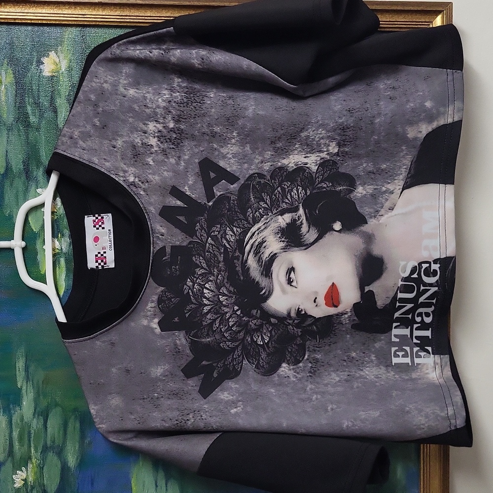 Vintage-look Graphic Crop Top ~ MAGNA means GREAT in Latin